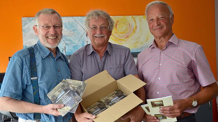 Viele Jahre haben Klaus Wehner (rechts) und Alois Müller (Mitte) die Bewässerungsanlagen entlang des Baches Aschach zu erkundet. Ihre Erkenntnisse haben sie schriftlich festgehalten und nun in einem Buch veröffentlicht, das nur im Rathaus erhältlich ist. Links Bürgermeister Waldemar Bug.  Foto: K. Kupka-Hahn