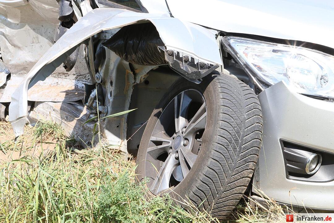 Beim Abbiegen Verkehr übersehen - Zwei Verletzte bei Zusammenstoß