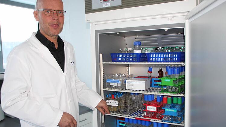 Jürgen Balles managt den Umzug für die sensible Labortechnik.  Foto: Benedikt Borst