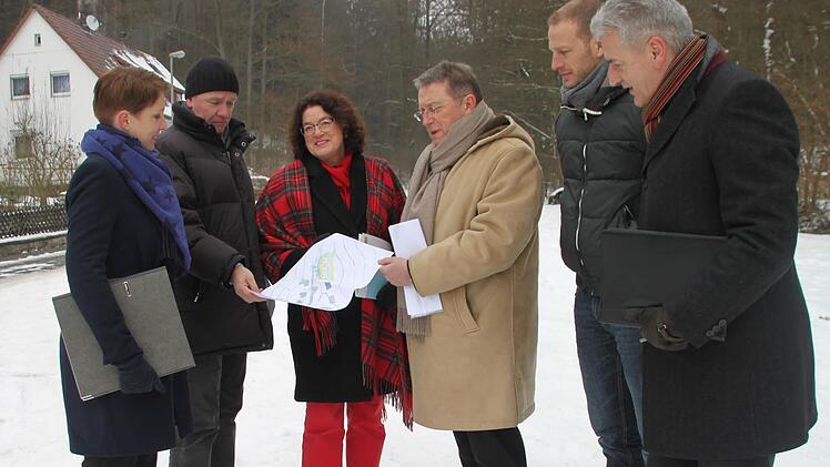 Am Ende des Dreibrunnenweges baut der Freistaat eine Anlage mit zwölf kleinen Wohnungen. Die Pläne wurden gestern vorgestellt: (von links) Stephanie Kreisel vom Staatlichen Bauamt, Sachgebietsleiter Karl Stock und Baudirektorin Marion Resch-Heckel von der Regierung sowie OB Henry Schramm, Simon Ries und Uwe Angermann von der Stadt Kulmbach. Foto: Alexander Hartmann