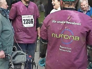 Teilnehmer des Laufs mit Bewohnern im Gespräch.  Foto: privat