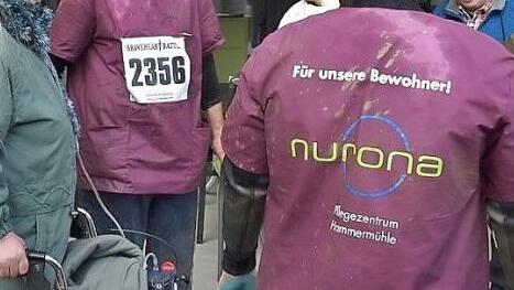 Teilnehmer des Laufs mit Bewohnern im Gespräch.  Foto: privat