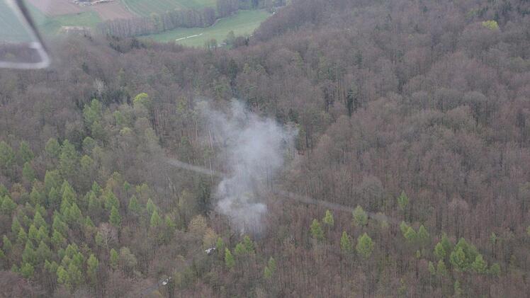 Hier ist es, das Feuer: Mit Hilfe von Karten und GPS-Gerät kann der Luftbeobachter die Koordinaten an die Leitstelle melden. Fotos: Simone Bastian