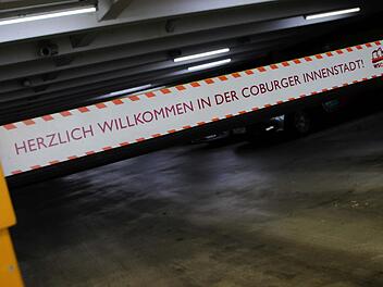 Auf den Schranken der Coburger Parkhäuser steht ein Willkommensgruß - mehr als nur eine symbolische Geste könnte sich die IHK an den Kassenautomaten vorstellen. Foto: Jochen Berger