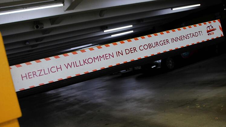 Auf den Schranken der Coburger Parkhäuser steht ein Willkommensgruß - mehr als nur eine symbolische Geste könnte sich die IHK an den Kassenautomaten vorstellen. Foto: Jochen Berger