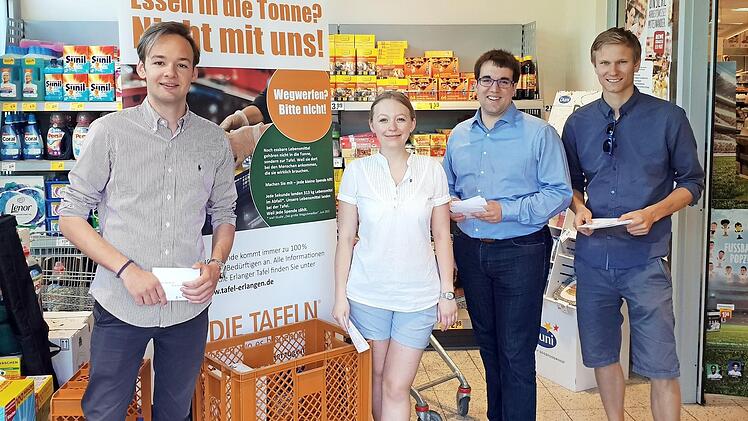 Constantin Kaindl, Nathalie Dassler, Konrad K&ouml;rner, Simon Dummer (von links) baten Rewe-Kunden um Spenden f&uuml;r die Tafel. Fotos: privat