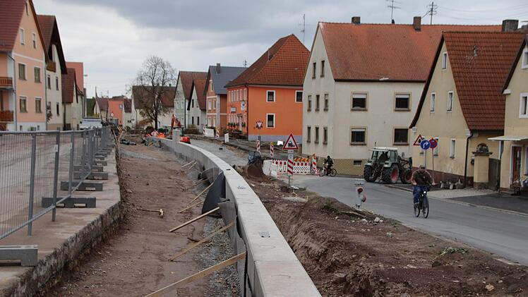 Rechts der Mauer wird die neu gestaltete Fahrbahn laufen, links entsteht ein verkehrsberuhigter Bereich.  Foto: Andreas Dorsch
