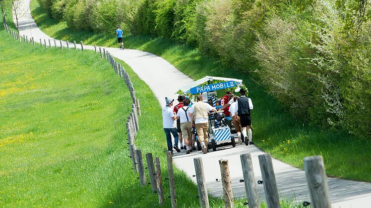 Ein Gruppe M&auml;nner zieht  am Vatertag durchs Land. Dieses Jahr sind die Wetteraussichten gar nicht schlecht. Symbolfoto: Peter Kneffel/dpa