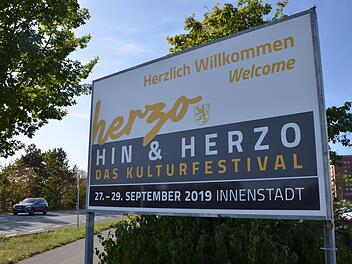 Plakativ wirbt die Stadt an den Ortseingängen für das Kulturfestival.  Foto: Bernhard Panzer