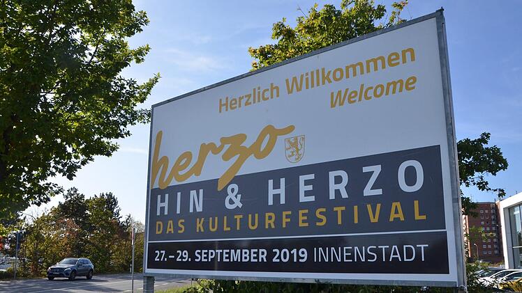 Plakativ wirbt die Stadt an den Ortseingängen für das Kulturfestival.  Foto: Bernhard Panzer