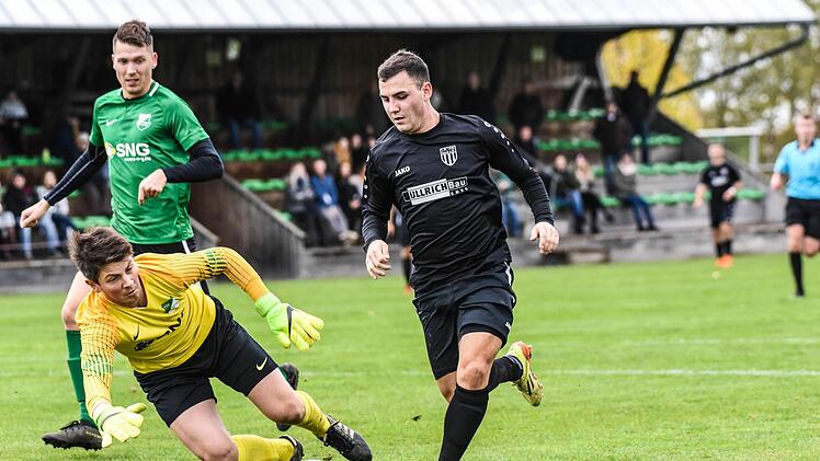 Der Sander Andr&eacute; L&ouml;rzer (rechts) umkurvt TSV-Torwart Julian Schunk und trifft zum zwischenzeitlichen 1:0.  Foto: Ryan Evans