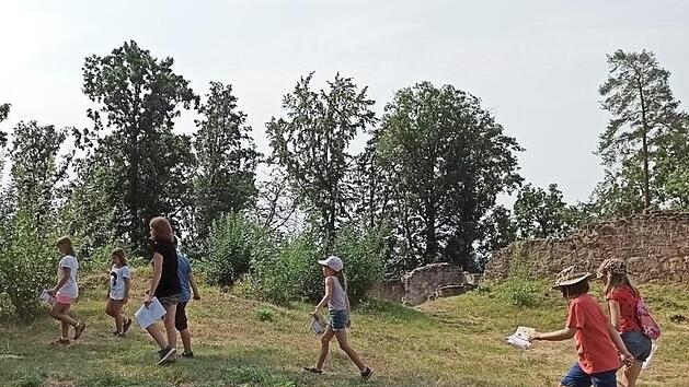 Beim Beitrag der Jungen Liste begaben sich die Kinder auf Spurensuche bei der Ruine Raueneck.  Foto: Winfried Geuß
