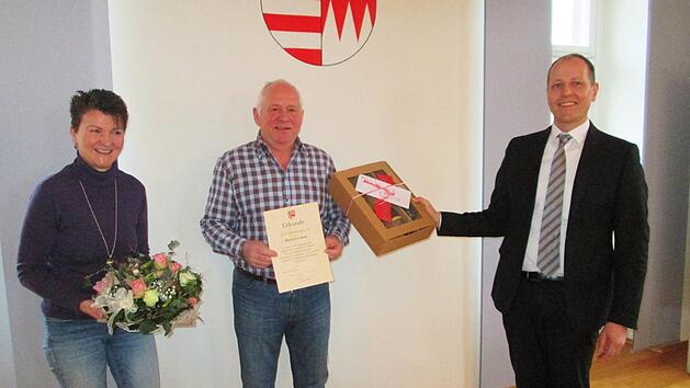 B&uuml;rgermeister Johannes Krumm (r.) verabschiedete den Leiter des Gemeindebauhofs, Leo Roth, mit der Dankesurkunde und einem Pr&auml;sent, das auch Gattin Martina Roth (l.) erhielt.