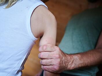 Schulkonflikt eskaliert: Vater attackiert Mitsch&uuml;ler seines Sohnes mit Gewalt