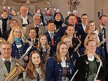 Unser Bild zeigt die Mitglieder des Musikvereins „Frohsinn“ Frankenbrunn, zusammen mit dem Musikverein Thulba-Reith und der Frauenschola Frankenbrunn.