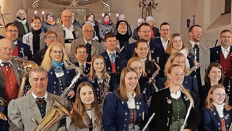 Unser Bild zeigt die Mitglieder des Musikvereins „Frohsinn“ Frankenbrunn, zusammen mit dem Musikverein Thulba-Reith und der Frauenschola Frankenbrunn.