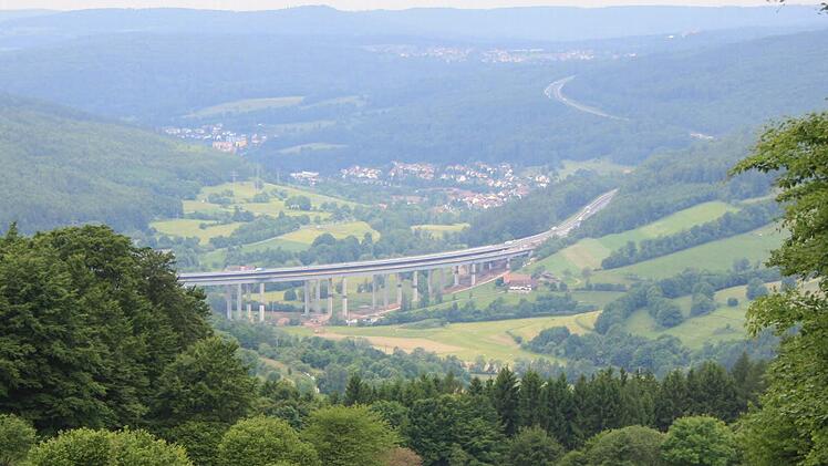 Vom Berghaus Rhön aus hat man einen guten Blick auf die Brücke.