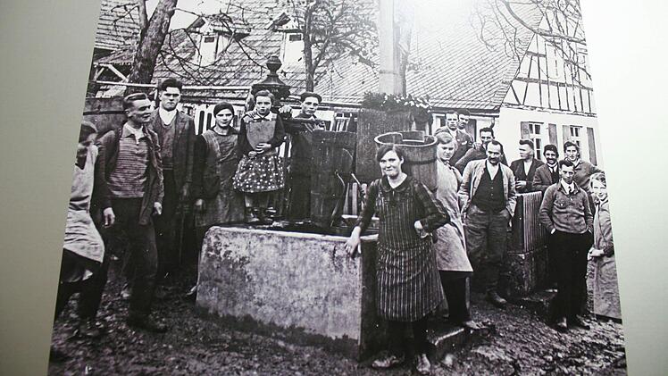 Historische Aufnahme am Brunnen. Foto: Evi Seeger
