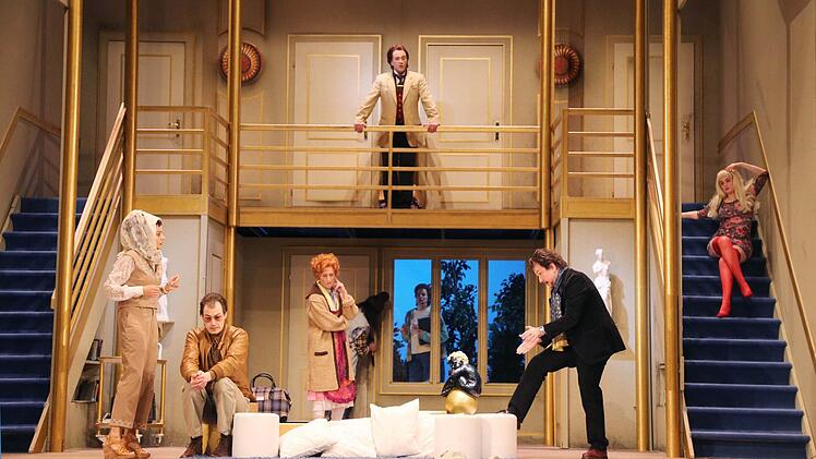 Turbulenter Bühnenspaß: Szene aus "Der nackte Wahnsinn" am Landestheater Coburg.Foto: Henning Rosenbusch