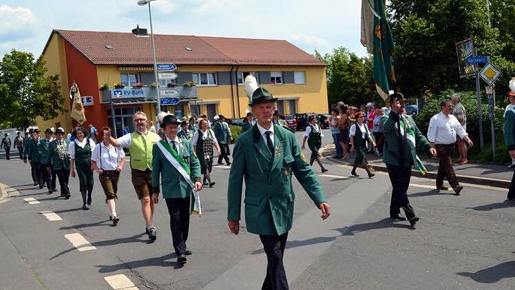 Viele befreundete Schützenvereine drücken beim Umzug ihre Verbundenheit zur Schützengesellschaft aus.