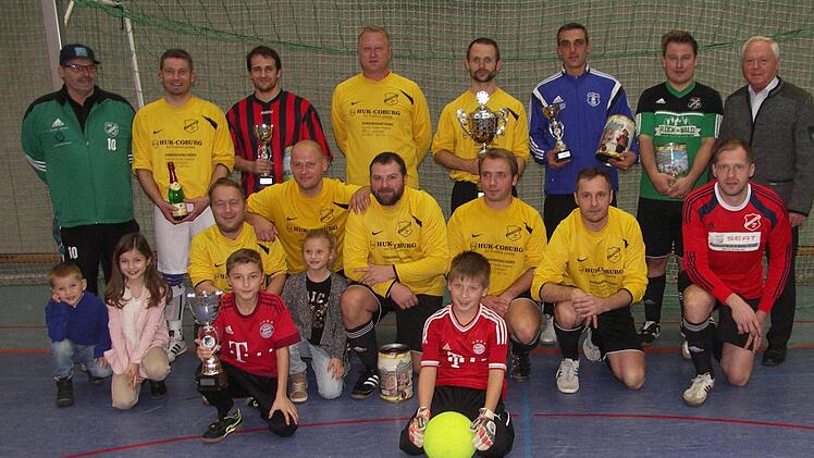 Die Siegermannschaft der Altliga, die SpVgg Lettenreuth, nach der Siegerehrung mit Vorsitzenden Rainer Zirkelbach (links) und dem Schirmherrn und Bürgermeister Helmut Fischer (rechts). Foto: Horst Habermann