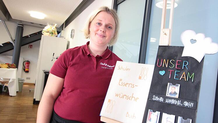 W&uuml;nsch dir was: In einem Buch d&uuml;rfen Sch&uuml;ler ihren kulinarischen Fantasien freien Lauf lassen, Neu-P&auml;chterin Sabrina Wittnebel setzt es um.