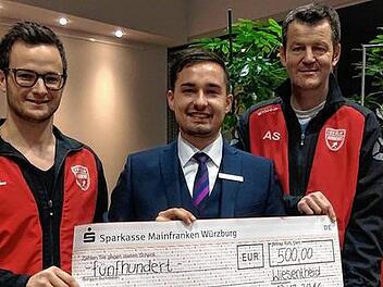 Die gute Tat: Spende für Hallenfußball beim TSV/DJK