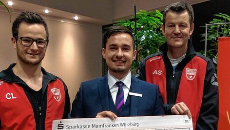 Die gute Tat: Spende für Hallenfußball beim TSV/DJK