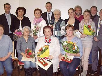 Eine ganze Anzahl von kirchlichen Mitarbeitern wurde in Rödental ausgezeichnet.  Foto: Doris Weidner