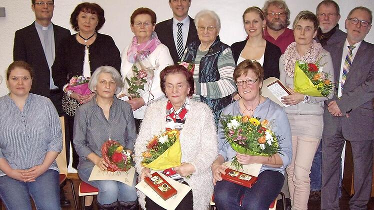 Eine ganze Anzahl von kirchlichen Mitarbeitern wurde in Rödental ausgezeichnet.  Foto: Doris Weidner