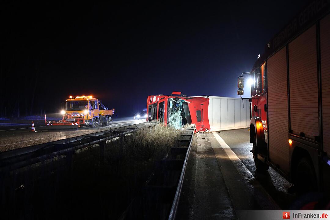 Kreis Bayreuth: Lkw kracht auf A9 in Mittelschutzplanke und kippt um – Fahrer verletzt