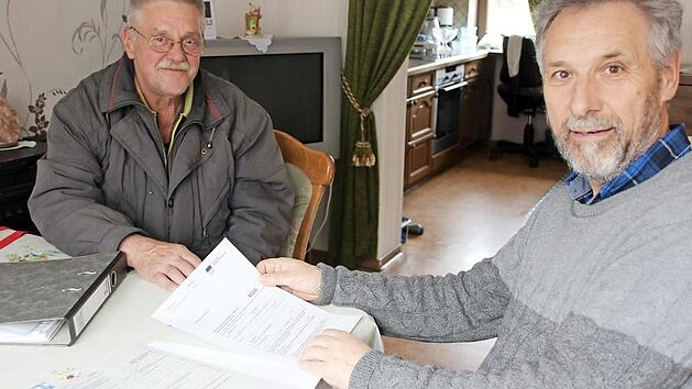 Erich Fries (rechts) hat Rainer Langer (links) unterst&uuml;tzt, seinen Rentenantrag zu stellen. Der N&uuml;dlinger wird im August nach 51 Jahren im Berufsleben seinen Ruhestand antreten. Foto: Heike Beudert