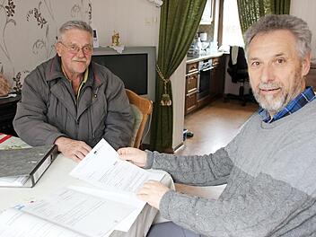 Erich Fries (rechts) hat Rainer Langer (links) unterstützt, seinen Rentenantrag zu stellen. Der Nüdlinger wird im August nach 51 Jahren im Berufsleben seinen Ruhestand antreten. Foto: Heike Beudert
