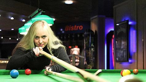 Mit dem "großen Besteck" werden längere Distanzen auf dem Snookertisch überwunden (links). Fotos: Markus Häggberg
