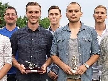 Bei der Saisonabschlussfeier des TSV Pfarrweisach wurden verdiente und erfolgreiche Spieler geehrt. Das Bild zeigt von links Daniel Schneidawind (Trainer), Achim Damm (Spielleiter 1. Mannschaft), Florian Pecht (Torschützenkönig),Thomas Schönmann (Co-Trainer), Simon Cholewa (Spieler der Saison), Christoph Jungnickl (sportlicher Berater) und Richard Raithel (Vorstand Herrenmannschaften). Foto: W. Dietz
