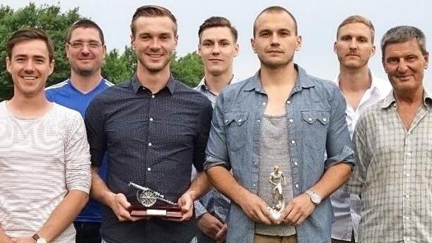 Bei der Saisonabschlussfeier des TSV Pfarrweisach wurden verdiente und erfolgreiche Spieler geehrt. Das Bild zeigt von links Daniel Schneidawind (Trainer), Achim Damm (Spielleiter 1. Mannschaft), Florian Pecht (Torschützenkönig),Thomas Schönmann (Co-Trainer), Simon Cholewa (Spieler der Saison), Christoph Jungnickl (sportlicher Berater) und Richard Raithel (Vorstand Herrenmannschaften). Foto: W. Dietz