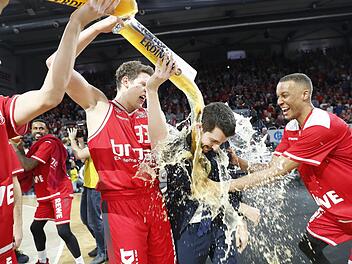 Bierdusche Marke Heckmann für den Bamberger Coach Federico Perego  Foto: Daniel Löb