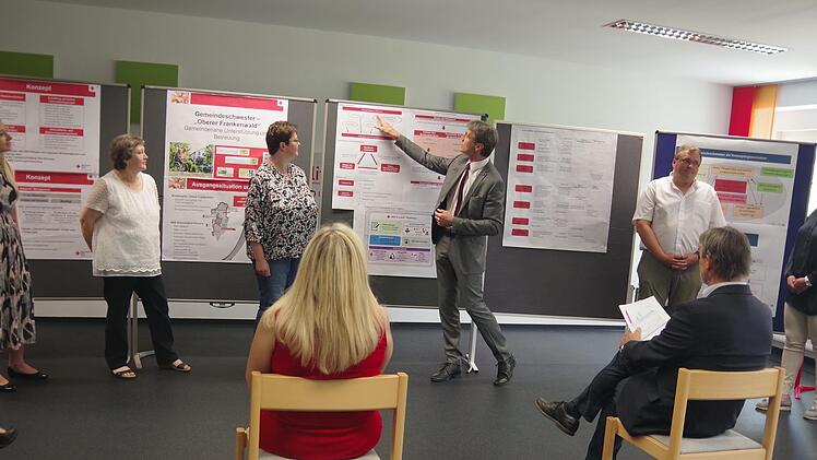 Die Verantwortlichen des BRK für das Modellprojekt der Gemeindeschwester (von links): Werkstudentin Carina Kotschenreuther, die "Gemeindeschwestern" Carmen Fehn und Dagmar Heinlein, Kreisgeschäftsführer Roland Beierwaltes, Wolfgang Stumpf, Leiter der Servicedienste, und LQG-Projektmanagerin Antje Angles