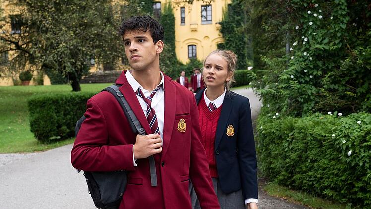 Ein Hauch von "Maxton Hall"? Deen Weyer (Ilyes Raoul) und Ricarda van Dieken (Lina Hüesker) besuchen eine noble Privatschule, die allerdings nicht in England, sondern in Franken liegt. Trotzdem wird hier eine Aufführung von "Romeo und Julia" geprobt. Sind sie die Hauptdarsteller?