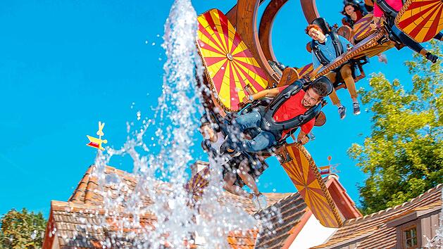 Erlebnispark Tripsdrill H&ouml;henflug Attraktion Nervenkitzel Freizeitpark Action Adrenalin Baden-W&uuml;rttemberg Ausflugsziel Cleebronn Heilbronn Stuttgart Franken N&uuml;rnberg W&uuml;rzburg Familienausflug S&uuml;ddeutschland Tagesausflug Freizeit Erlebnis Fahrgesch&auml;ft mutig Abenteuer Familienurlaub Freizeitaktivit&auml;t Spa&szlig; Themenpark Fahrspa&szlig; spektakul&auml;r Freizeitspa&szlig;