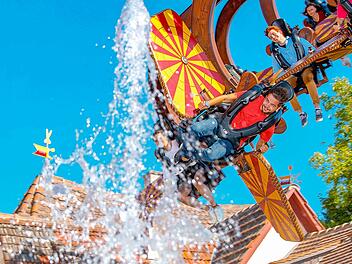 Erlebnispark Tripsdrill H&ouml;henflug Attraktion Nervenkitzel Freizeitpark Action Adrenalin Baden-W&uuml;rttemberg Ausflugsziel Cleebronn Heilbronn Stuttgart Franken N&uuml;rnberg W&uuml;rzburg Familienausflug S&uuml;ddeutschland Tagesausflug Freizeit Erlebnis Fahrgesch&auml;ft mutig Abenteuer Familienurlaub Freizeitaktivit&auml;t Spa&szlig; Themenpark Fahrspa&szlig; spektakul&auml;r Freizeitspa&szlig;