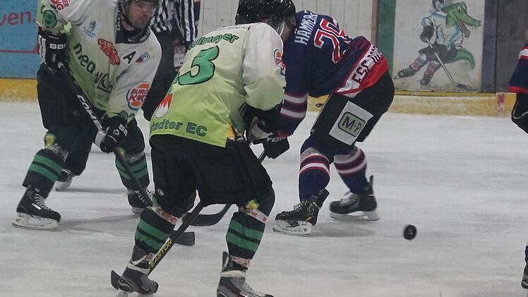 Daniel Jun und Stephan Hiendlmeyer (von links) jagen dem Puck hinterher.