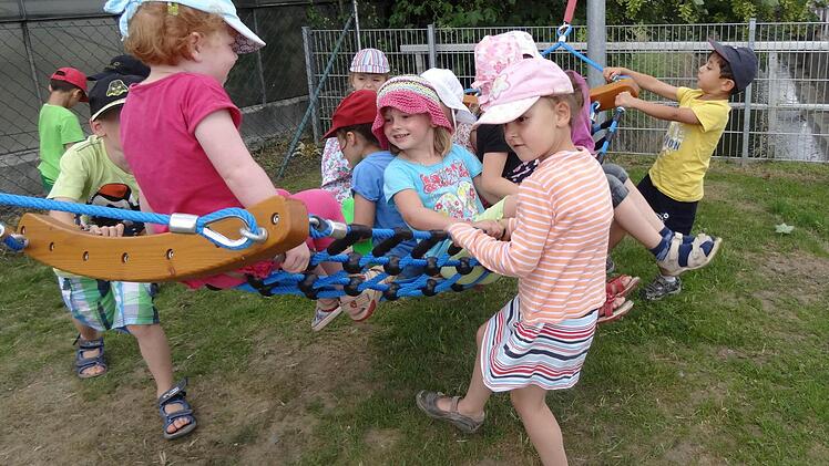 Kein freier Platz mehr in der Hängematte - klar, bei 30 Kindern muss man eben warten lernen. Foto: Stühler