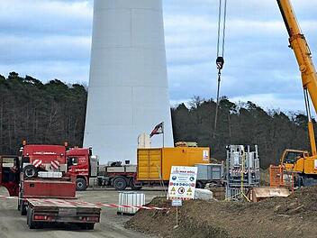 Am Windpark Maßbach wird eifrig gebaut. Ob die Rotoren am Ende Tag und Nacht bei voller Leistung laufen können, darüber müssen erst noch die Gerichte entscheiden.  Foto: Daniel Wiener