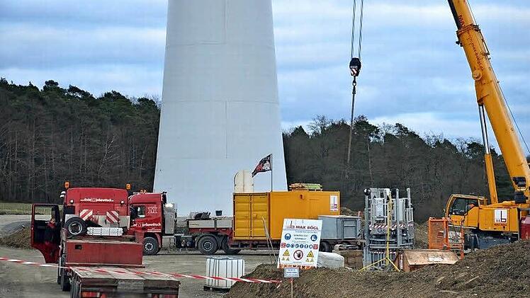 Am Windpark Maßbach wird eifrig gebaut. Ob die Rotoren am Ende Tag und Nacht bei voller Leistung laufen können, darüber müssen erst noch die Gerichte entscheiden.  Foto: Daniel Wiener