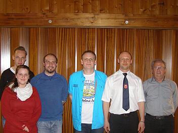 Der neue Vorstand der DJK Breitenbach/Mitgenfeld und ihr Jubilar: Kassier Michael Henn, Schriftführerin Maria Kolbeck, Vorsitzender Marc Handel, Vorsitzender Andreas Klug, Vorsitzender Dirk Fischer und Jubilar Helmut Fischer. Foto: Wolfgang Saam