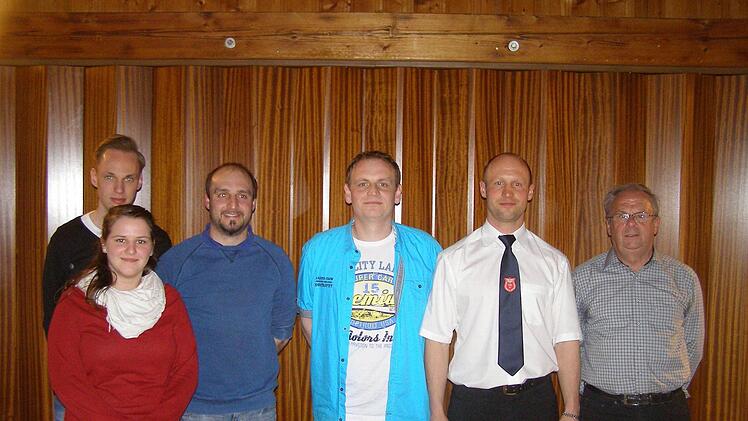 Der neue Vorstand der DJK Breitenbach/Mitgenfeld und ihr Jubilar: Kassier Michael Henn, Schriftführerin Maria Kolbeck, Vorsitzender Marc Handel, Vorsitzender Andreas Klug, Vorsitzender Dirk Fischer und Jubilar Helmut Fischer. Foto: Wolfgang Saam