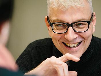 Daniel Leistner locker und mit einem Lächeln auf den Lippen im Gespräch über seinen 50. Geburtstag. Foto: Hendrik Steffens