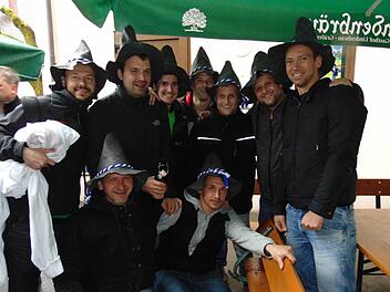 Aus dem "tiefsten Bayern" ist diese Gruppe junger Männer mit Seppelhüten angereist. Foto: Petra Malbrich