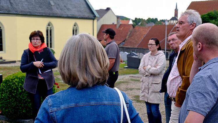 Der Euerdorfer Marktgemeinderat, Bürger und Planer sprachen im Friedhof über dessen Neugestaltung.  Foto: Gerd Schaar